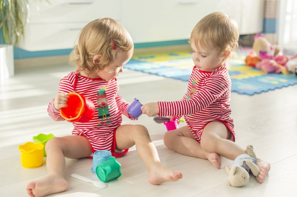 jumeaux, jouets, tapis d'éveil, méthode Montessori