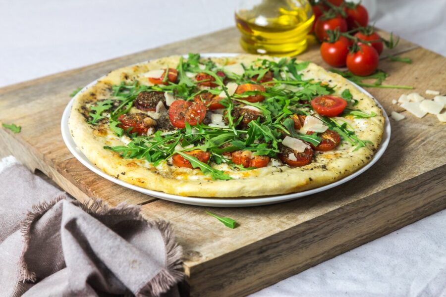 Pizza-Italienne-tomates-parmesan-roquette