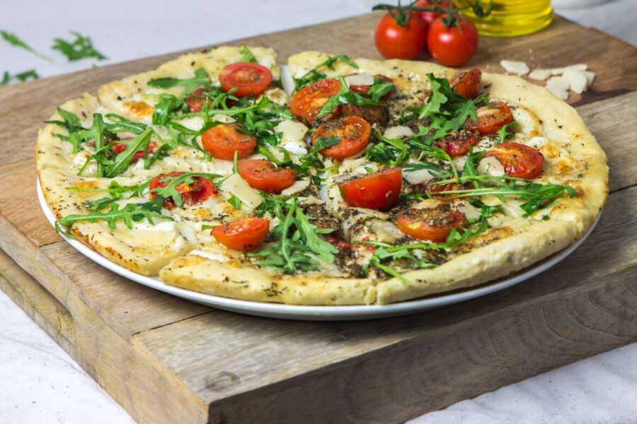 Pizza-Italienne-tomates-parmesan-roquette