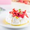 pavlova-fraise-rhubarbe