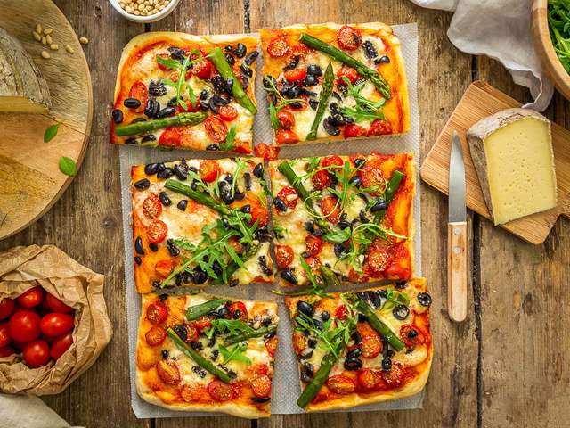 pizza-focaccia-aux-asperges-tomates-et-tomme-de-savoie-igp-483.640x480