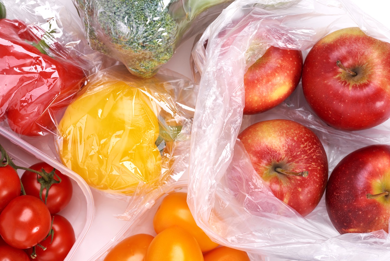 fruits et légumes emballés dans du plastique