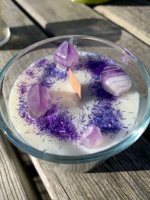 Le didacticiel ultime sur les bougies en cire de soja recouvertes de cristal