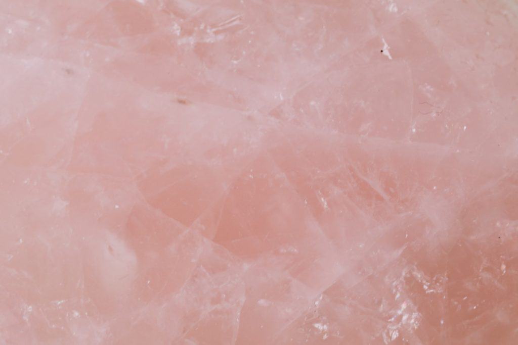 7 façons de savoir si votre cristal de quartz rose est réel