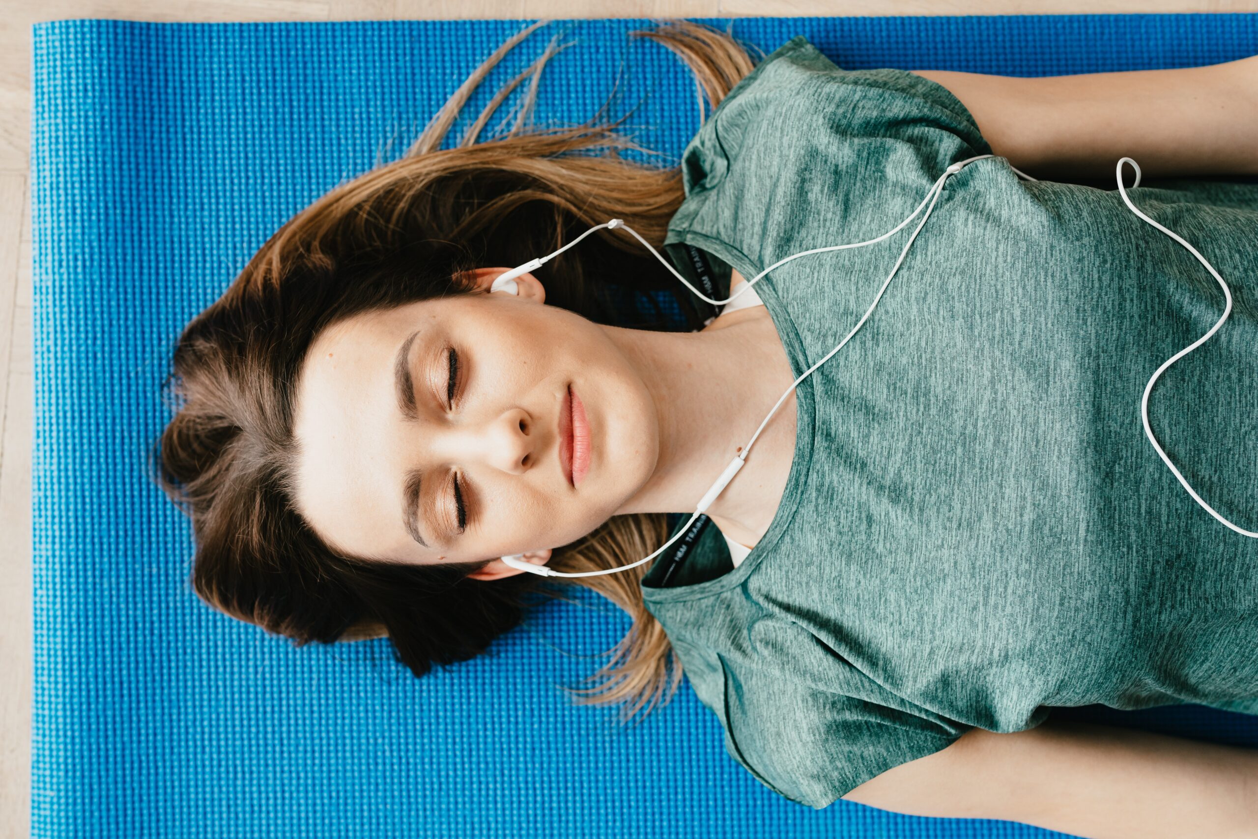 femme qui médite avec de la musique dans les oreilles