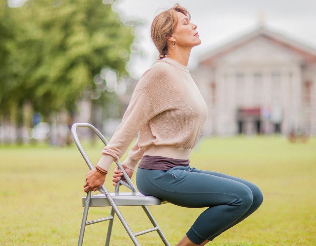 posture sur chaise yoga senior