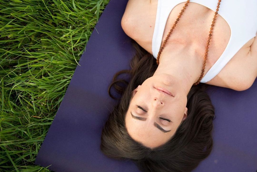eleve allonge sur son tapis savasana relaxation yoga