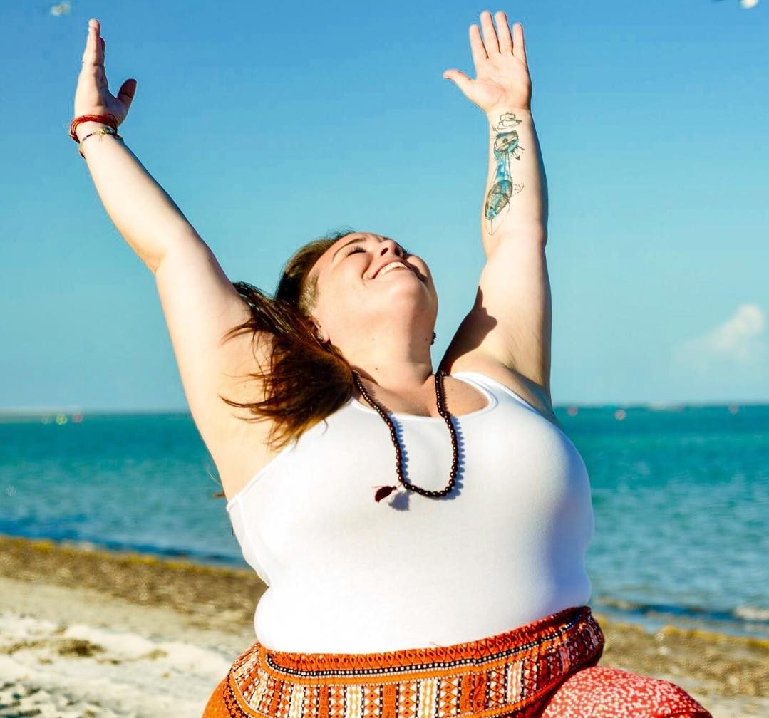 femme joie posture de yoga
