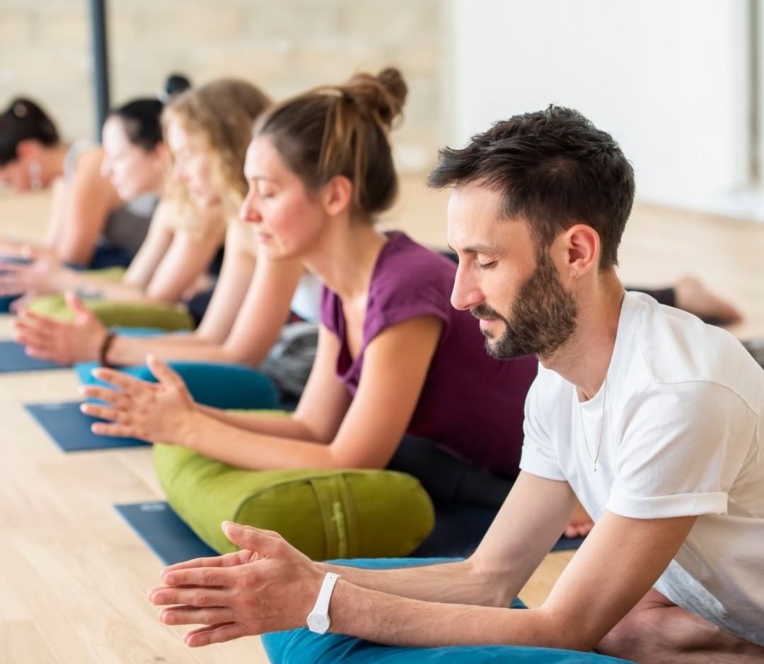cours de yoga groupe support