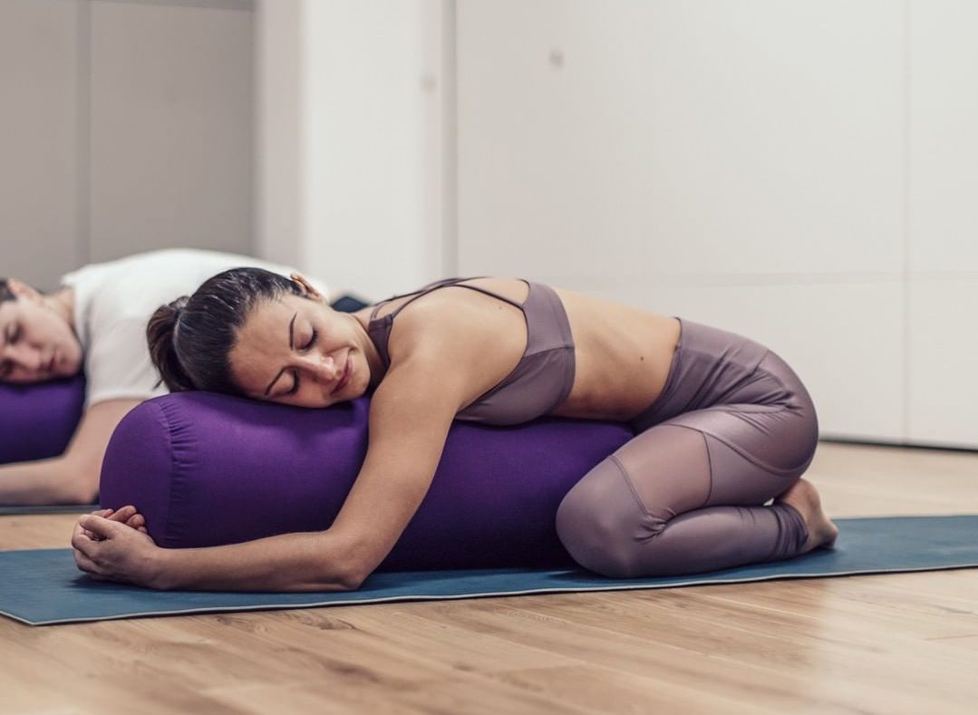 posture de lenfant supporté yoga restauratif