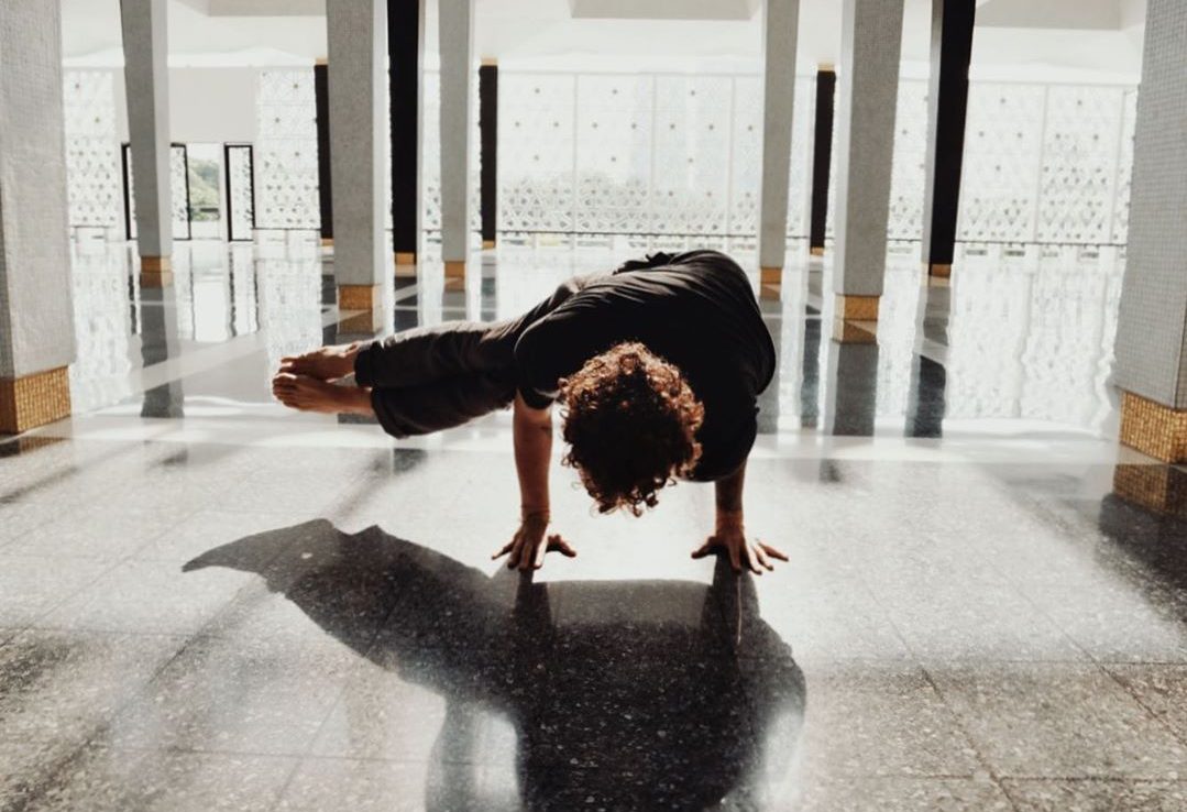 homme force equilibre posture yoga et souplesse