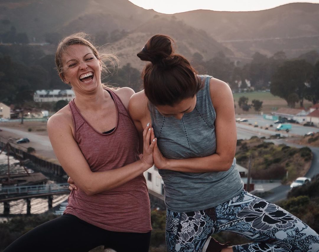 rire posture a deux posture femme yoga du matin