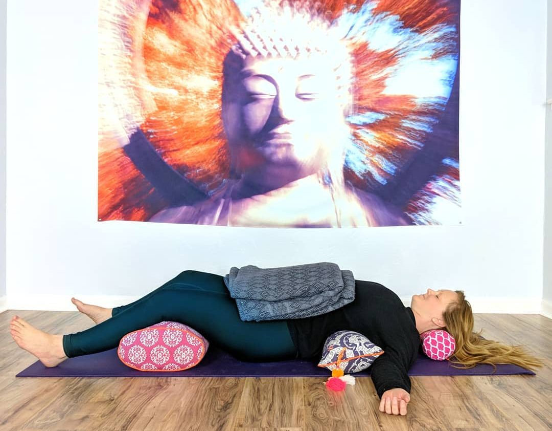 position allongée yoga restauratif