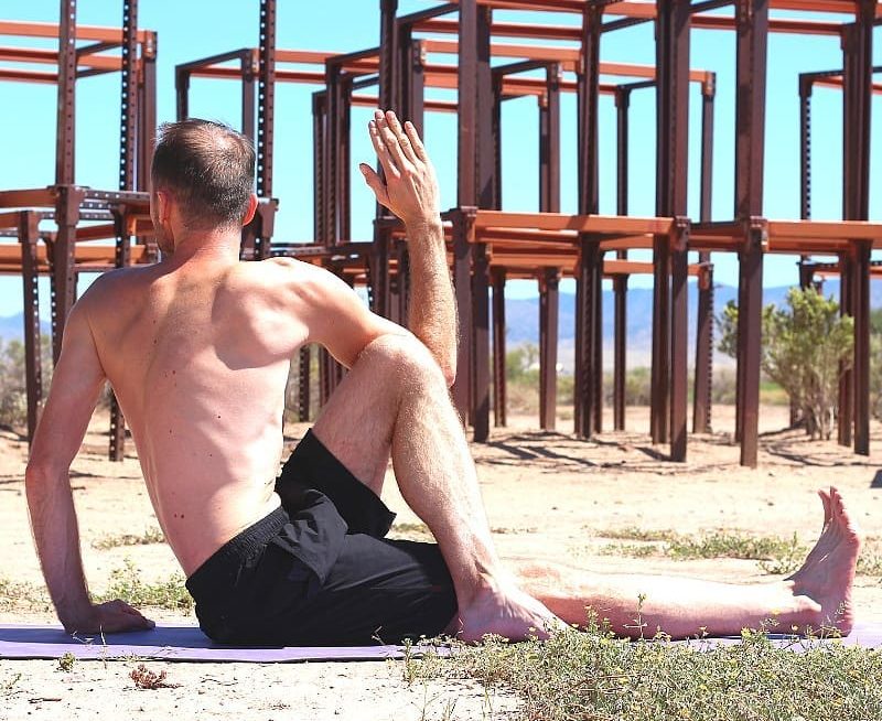 torsions en yoga homme plage torsion assis de coté
