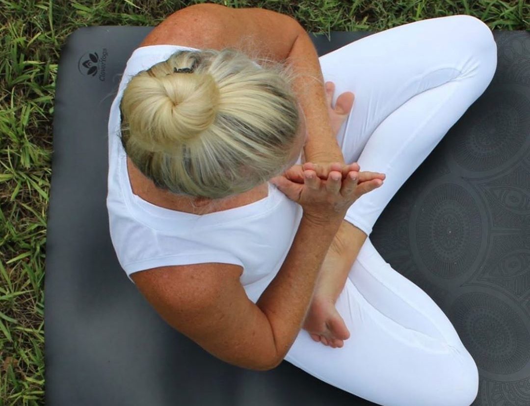 posture meditation tailleur tapis de yoga mantra