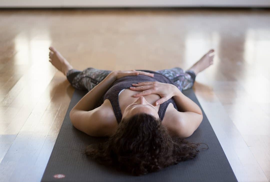 femme allonge relaxation yoga