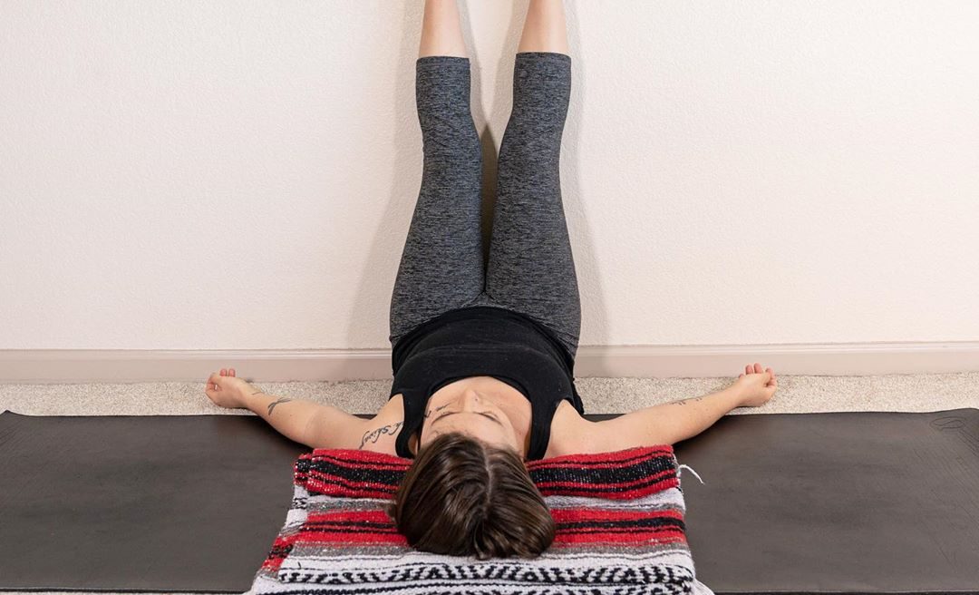 posture yoga restauratif pied contre mur