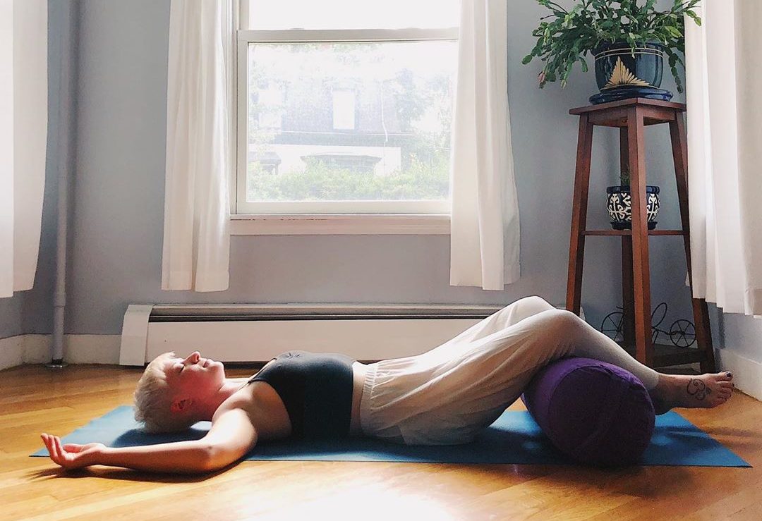 position allongée bolster yoga restauratif maison chez soi