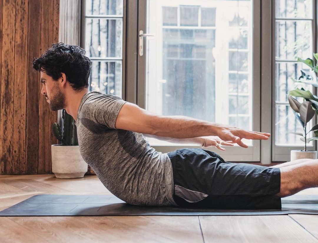 posture de l'arc homme premier cours de yoga