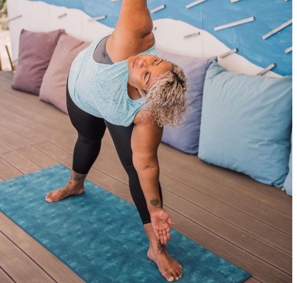 femme posture triangle yoga et souplesse