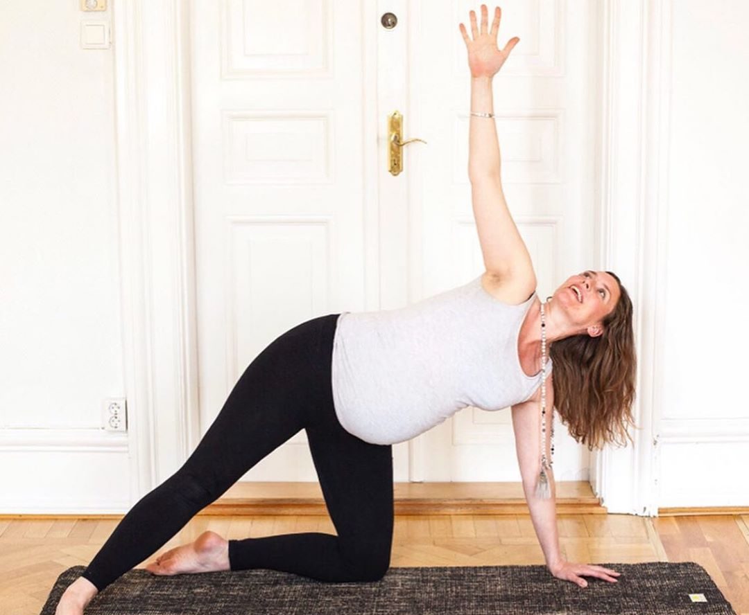 posture yoga femme enceinte