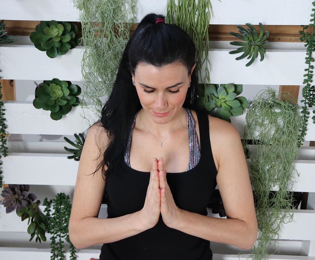 yoga namaste femme