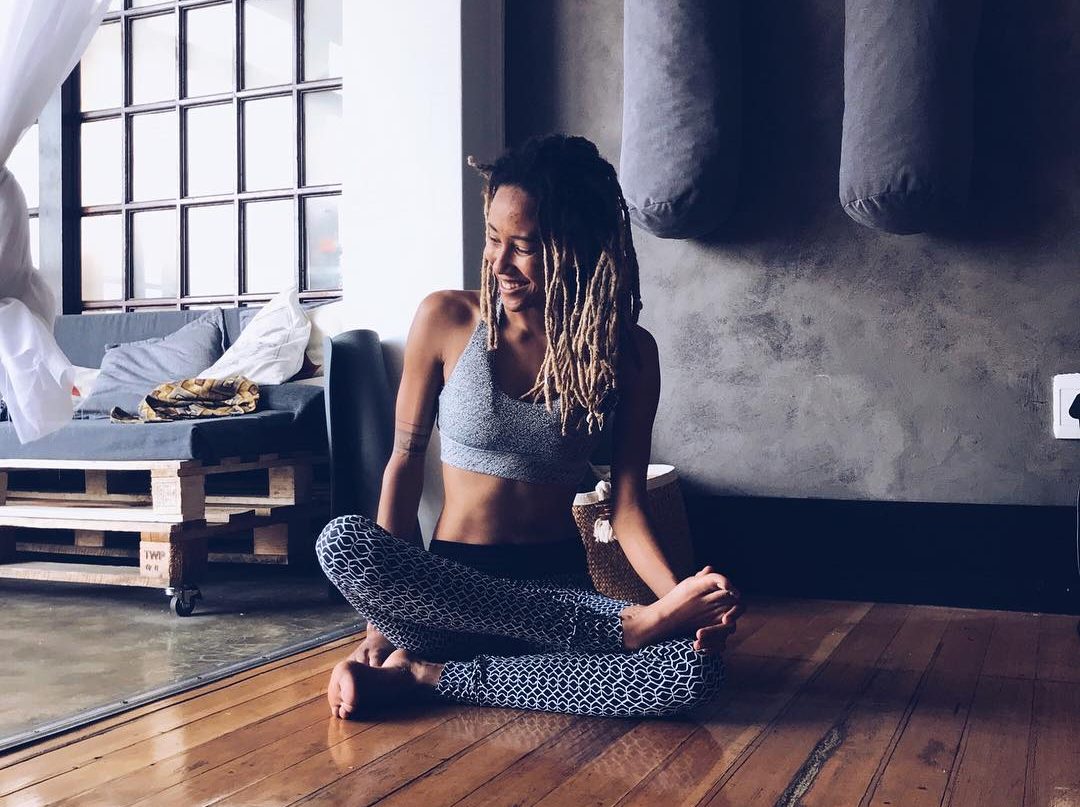 yogi maison femme rire  yoga thérapie