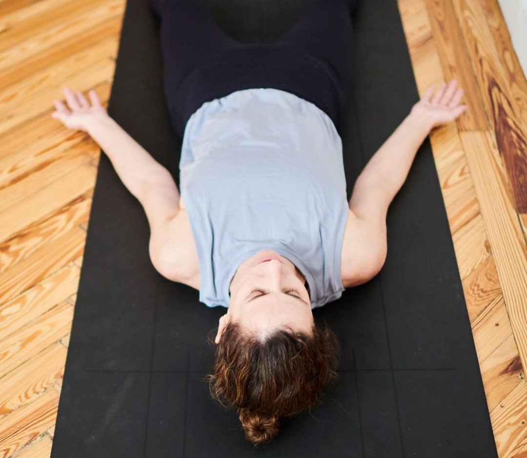 savasana relaxation tapis femme eleve yoga