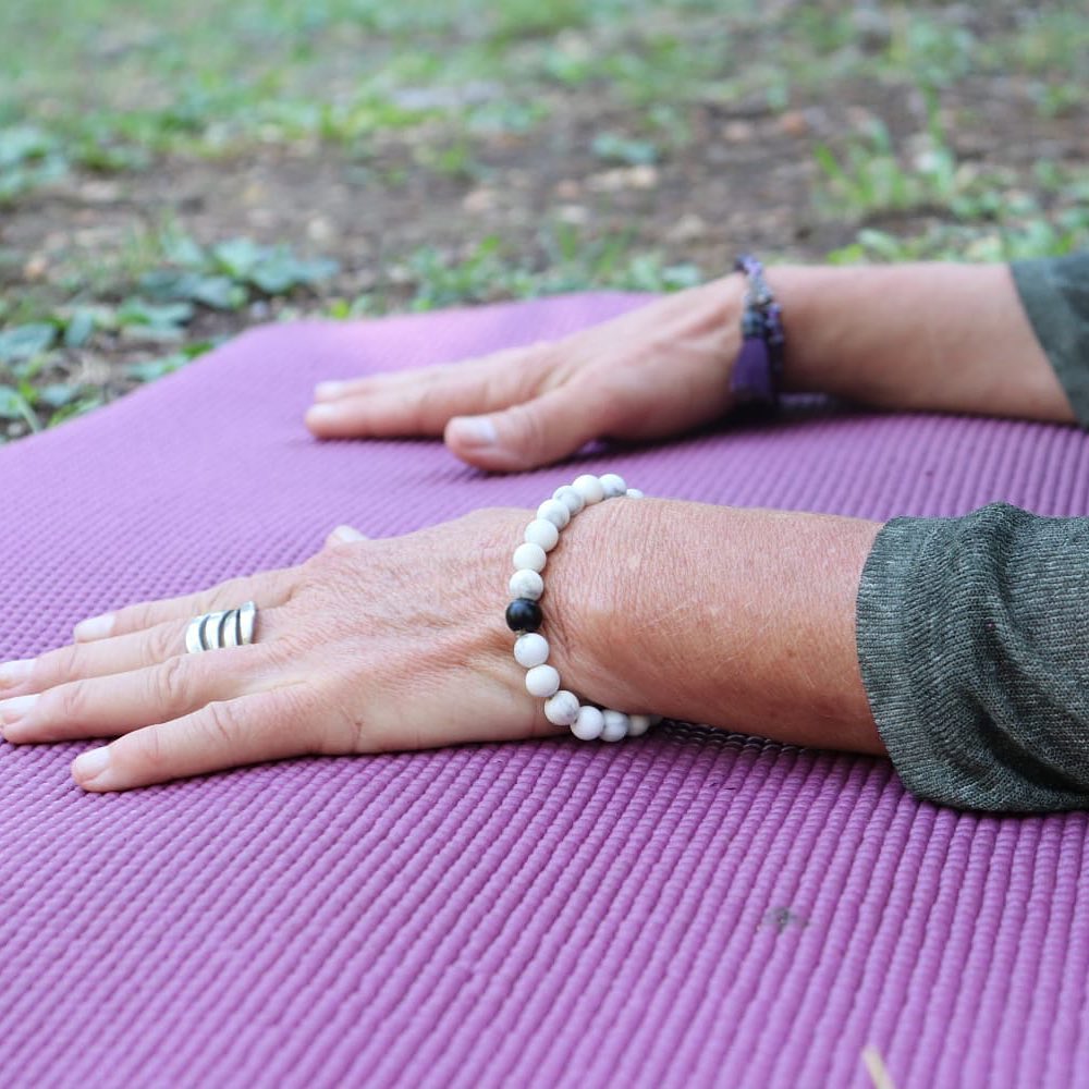 tapis de yoga mains
