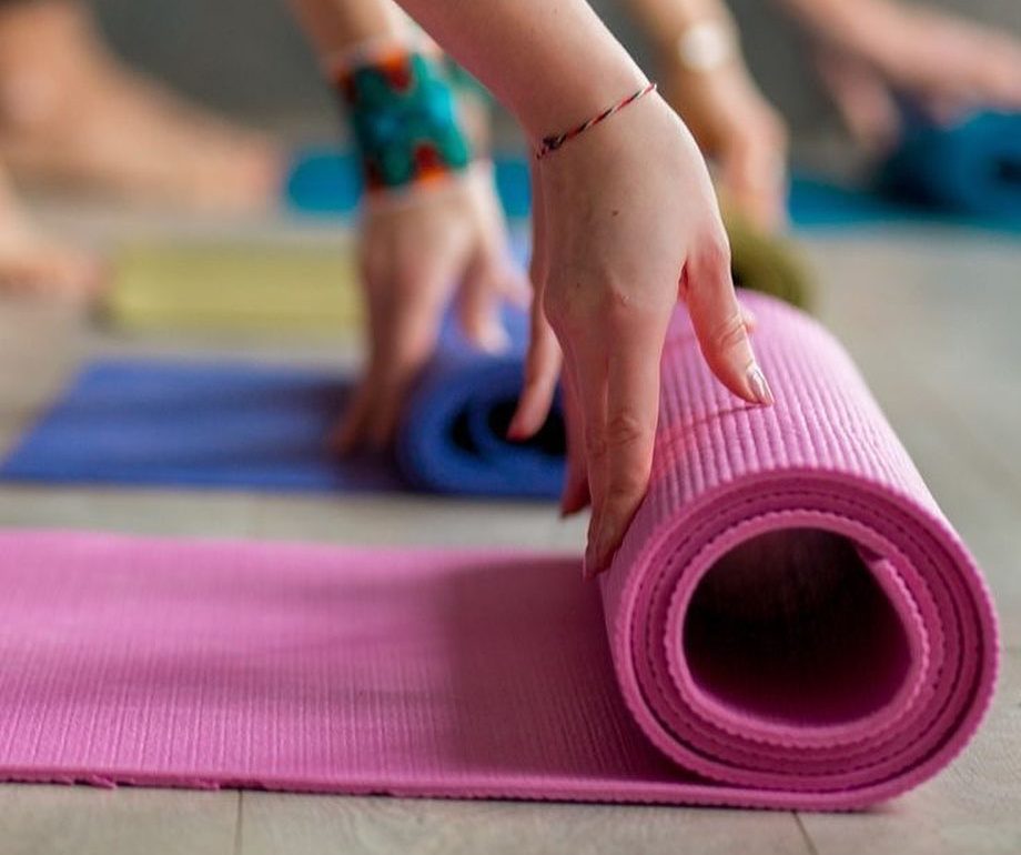 tapis de yoga premier cours de yoga