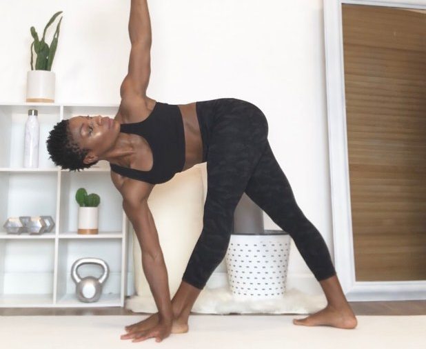 femme posture du triangle inversé torsion yoga