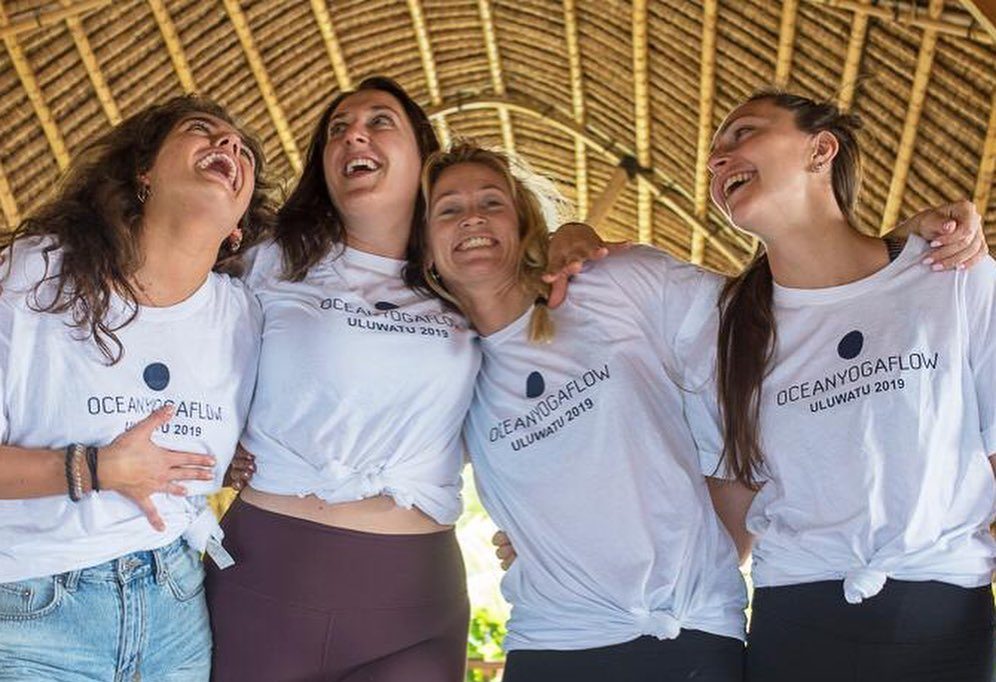 femmes ensemble sourire bali séjour voyage voyage yoga