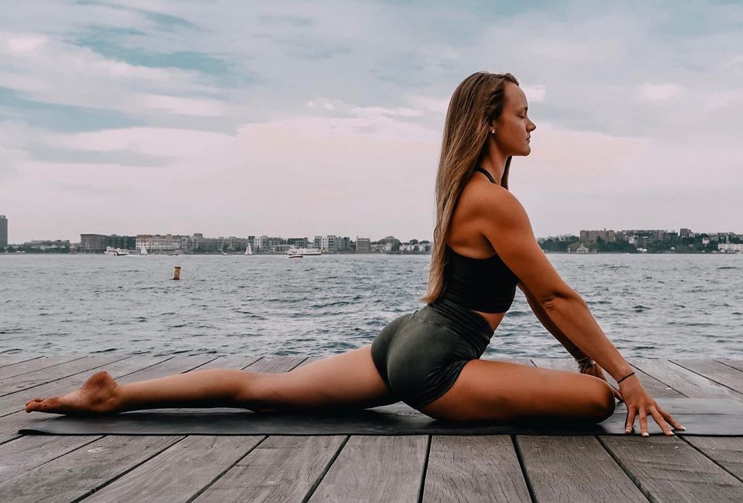 posture femme yoga du matin