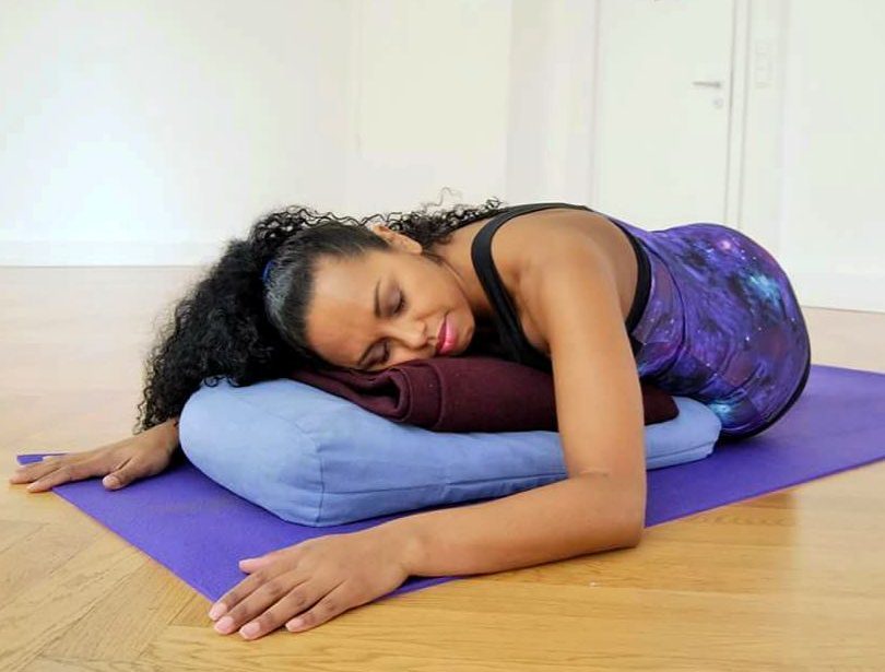 yoga position bolster dormir oga restauratif