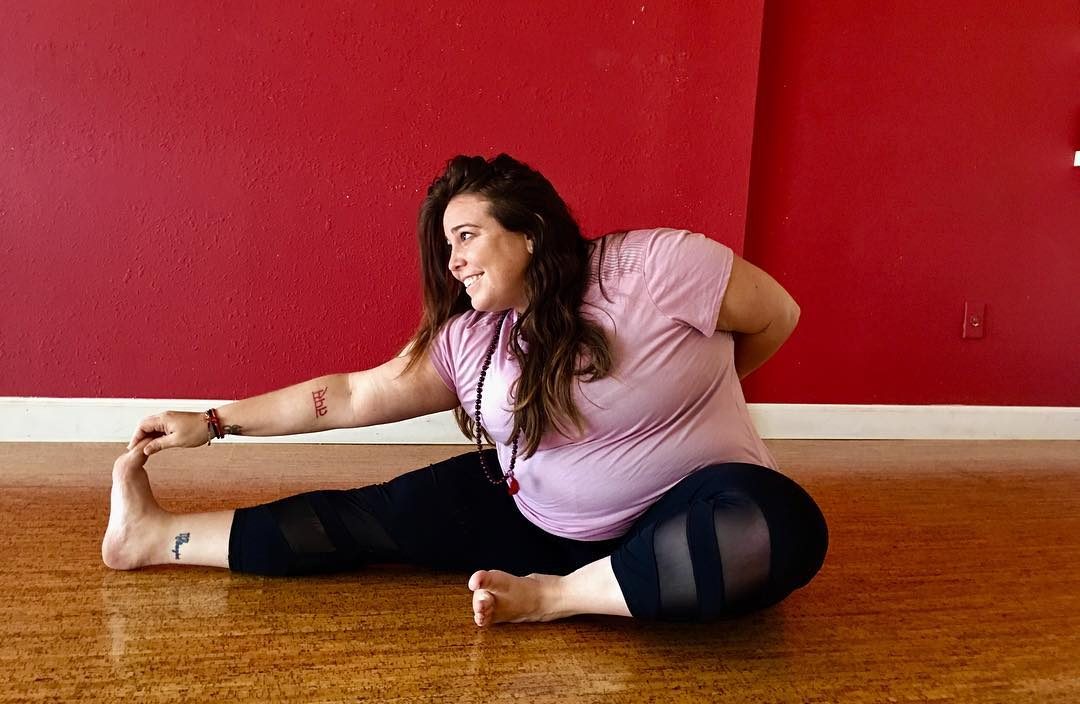 femme torsion débutant assis torsions yoga