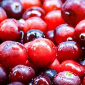 Cranberry (canneberges) en gros plan : rouge clair et rouge foncé selon les fruits