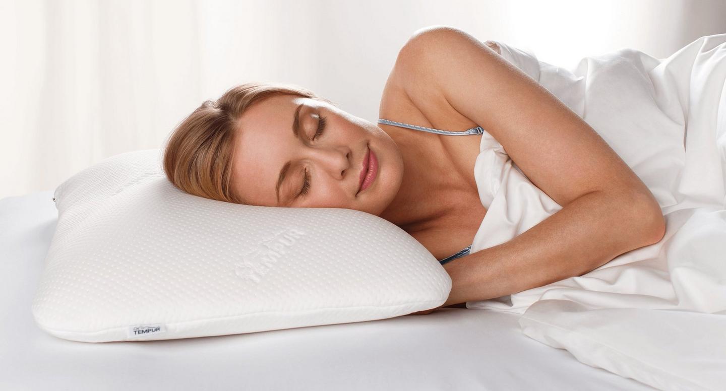 femme sur un oreiller ergonomique