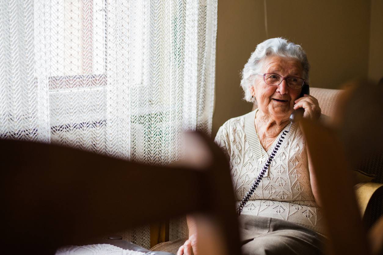 téléphone solution senior aide domicile appel sécurité
