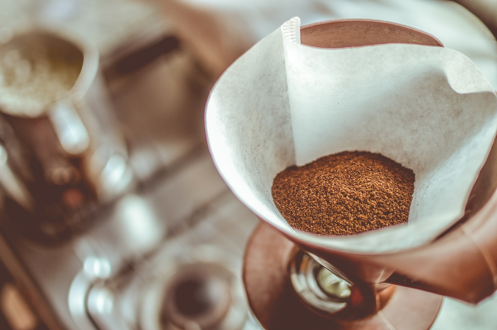 Les bienfaits du marc de café pour se débarrasser de la cellulite : une tasse pleine de remèdes naturels et d'antioxydants pour une peau plus douce et plus lisse.