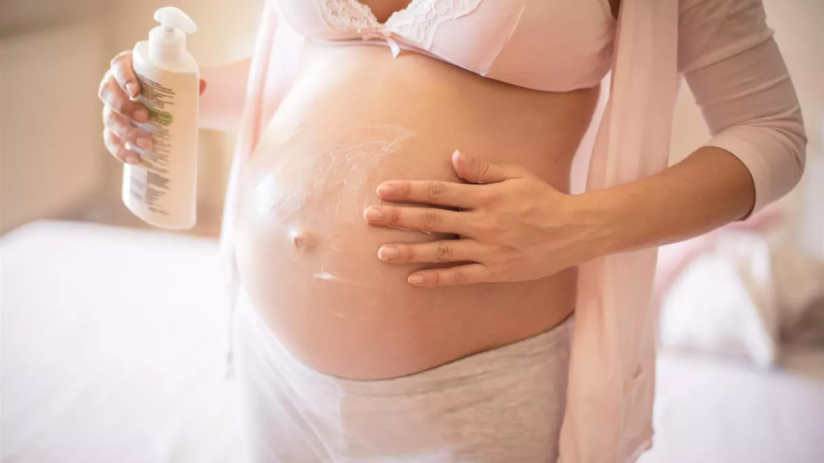 Image de femme enceinte s'entraînant pour éliminer la cellulite pendant la grossesse Alt-text: Une femme enceinte faisant de l'exercice physique pour réduire la cellulite pendant la grossesse
