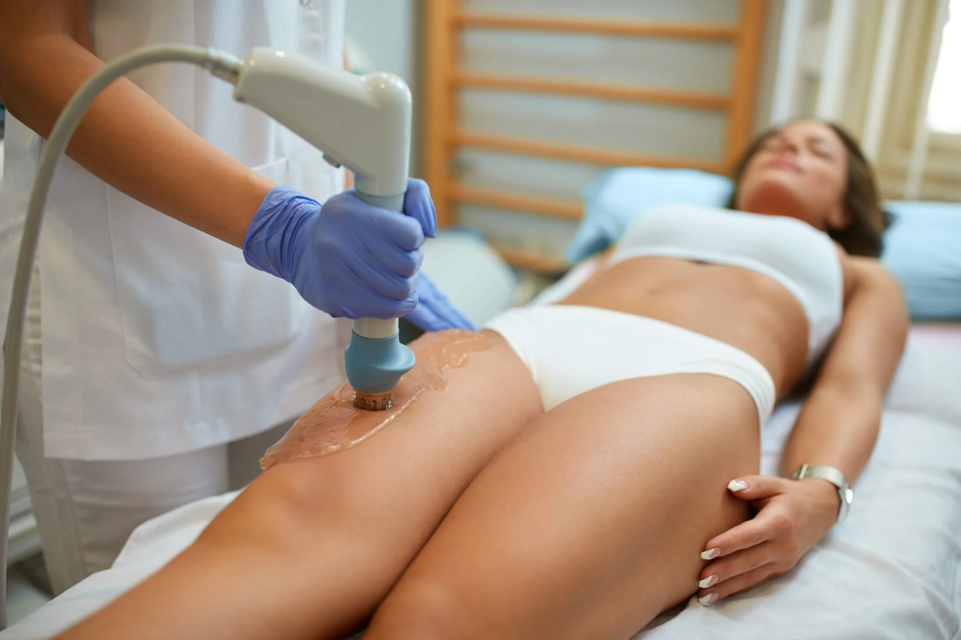 Image illustrant un traitement mésothérapique pour les problèmes de cellulite. La mésothérapie est un traitement médical pour éliminer la cellulite et redonner à la peau une apparence saine et lisse.