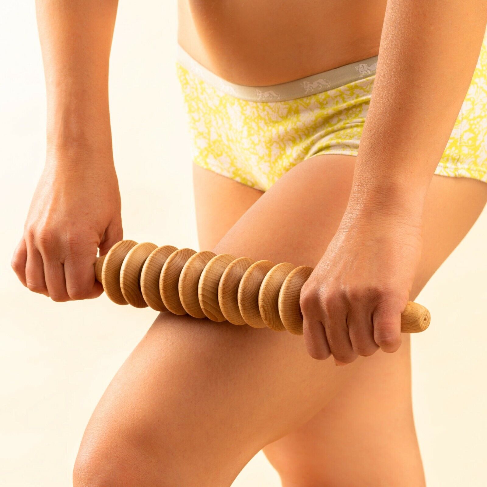 Image d'un rouleau de massage en mousse avec des picots conçu pour combattre la cellulite Alt Text : Rouleau en mousse avec des picots pour masser et lutter contre la cellulite.