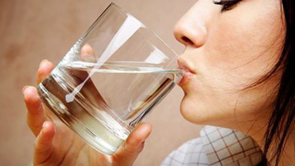 Boire de l&rsquo;eau pour ne pas grossir : les conseils à suivre pendant les vacances