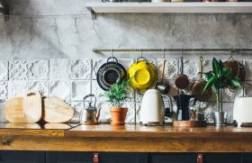 comment-integrer-des-mugs-dans-une-decoration-de-cuisine